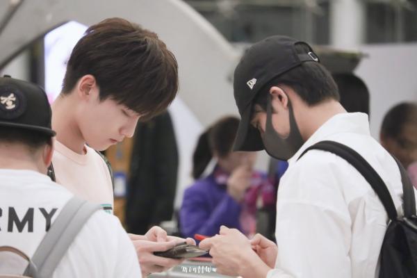 Bên nhau ngày Valentine chưa đủ, Tống Uy Long - Hình Chiêu Lâm lại 'đưa nhau đi trốn' ở Thái Lan Bên nhau ngày Valentine chưa đủ, Tống Uy Long - Hình Chiêu Lâm lại 'đưa nhau đi trốn' ở Thái Lan