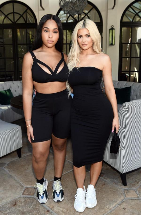Phát hiện bạn thân ngoại tình với anh rể, Kylie Jenner liền... bán sale ngay loạt son mang tên cô bạn Phát hiện bạn thân ngoại tình với anh rể, Kylie Jenner liền... bán sale ngay loạt son mang tên cô bạn