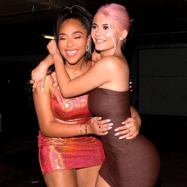 Phát hiện bạn thân ngoại tình với anh rể, Kylie Jenner liền... bán sale ngay loạt son mang tên cô bạn Phát hiện bạn thân ngoại tình với anh rể, Kylie Jenner liền... bán sale ngay loạt son mang tên cô bạn