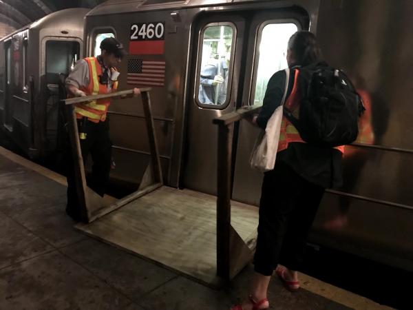 Bí ẩn ga tàu điện ngầm bỏ hoang ngay bên dưới Tòa thị chính New York Bí ẩn ga tàu điện ngầm bỏ hoang ngay bên dưới Tòa thị chính New York