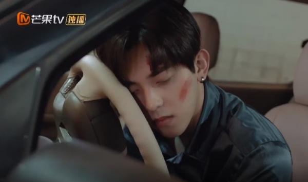 'Đêm Ấy Sao Chổi Đến': Idol mỹ nam xuyên không đi tìm bản sao của mình lại phải lòng fangirl 'Đêm Ấy Sao Chổi Đến': Idol mỹ nam xuyên không đi tìm bản sao của mình lại phải lòng fangirl