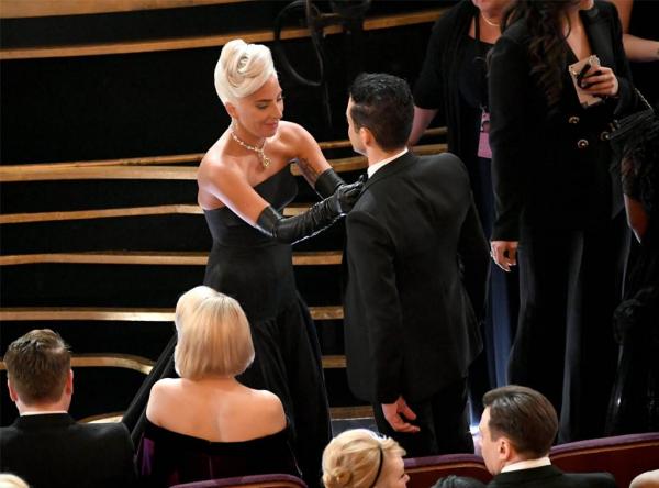 Rami Malek: 'Chú bé' được cả Oscar cưng chiều, nơ bị lệch bao nhiêu người đòi chỉnh giùm cho Rami Malek: 'Chú bé' được cả Oscar cưng chiều, nơ bị lệch bao nhiêu người đòi chỉnh giùm cho