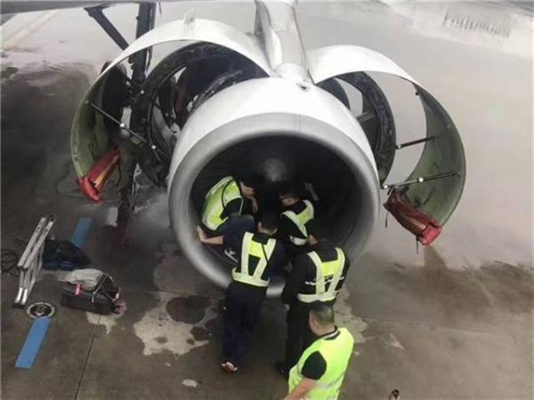Nhiều hành khách Trung Quốc cố ý ném tiền xu vào động cơ máy bay để cầu nguyện Nhiều hành khách Trung Quốc cố ý ném tiền xu vào động cơ máy bay để cầu nguyện