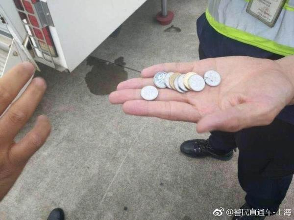 Nhiều hành khách Trung Quốc cố ý ném tiền xu vào động cơ máy bay để cầu nguyện Nhiều hành khách Trung Quốc cố ý ném tiền xu vào động cơ máy bay để cầu nguyện