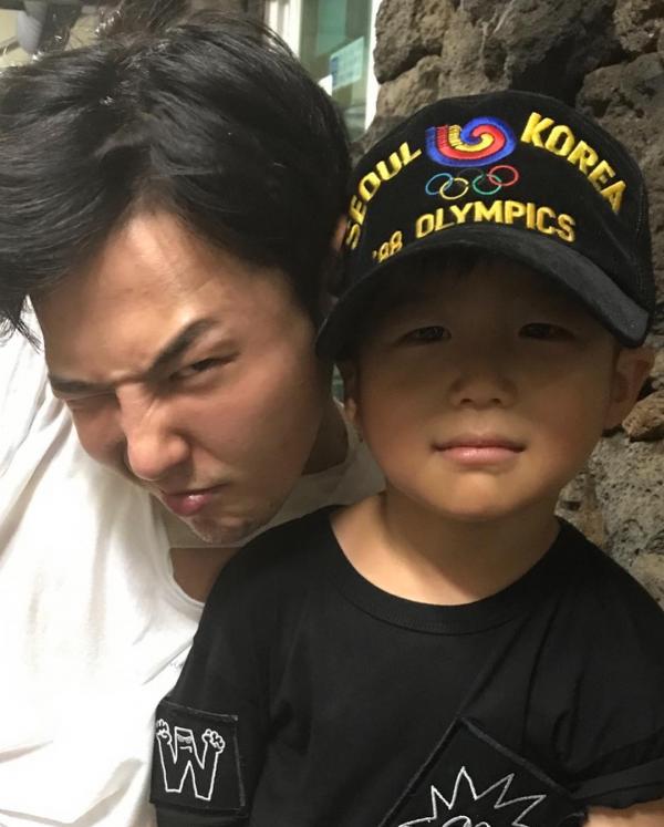 Lần đầu tiên lộ diện nhan sắc 'thủ khoa ngành đầu thai' - con trai của chủ tịch YG Yang Hyun Suk Lần đầu tiên lộ diện nhan sắc 'thủ khoa ngành đầu thai' - con trai của chủ tịch YG Yang Hyun Suk