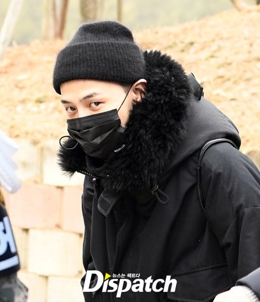 Dispatch tố G-Dragon không thể thăng cấp trong quân ngũ vì nghỉ hơn 100 ngày/năm Dispatch tố G-Dragon không thể thăng cấp trong quân ngũ vì nghỉ hơn 100 ngày/năm