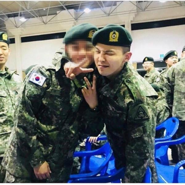 Dispatch tố G-Dragon không thể thăng cấp trong quân ngũ vì nghỉ hơn 100 ngày/năm Dispatch tố G-Dragon không thể thăng cấp trong quân ngũ vì nghỉ hơn 100 ngày/năm