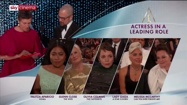 Oscar 2019: Nhà đài Trung Quốc gây tranh cãi khi che mặt Lady Gaga, dịch 'gay man' thành 'nhóm người đặc biệt' Oscar 2019: Nhà đài Trung Quốc gây tranh cãi khi che mặt Lady Gaga, dịch 'gay man' thành 'nhóm người đặc biệt'