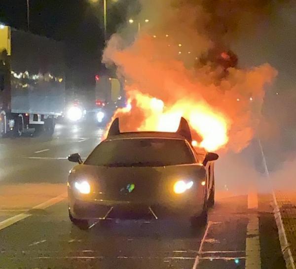 Nghẹn ngào nhìn siêu xe Lamborghini mạ vàng vừa mang ra khỏi ga-ra bốc cháy trước mắt mình Nghẹn ngào nhìn siêu xe Lamborghini mạ vàng vừa mang ra khỏi ga-ra bốc cháy trước mắt mình
