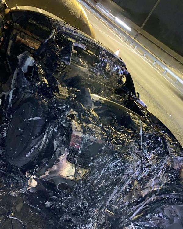 Nghẹn ngào nhìn siêu xe Lamborghini mạ vàng vừa mang ra khỏi ga-ra bốc cháy trước mắt mình Nghẹn ngào nhìn siêu xe Lamborghini mạ vàng vừa mang ra khỏi ga-ra bốc cháy trước mắt mình