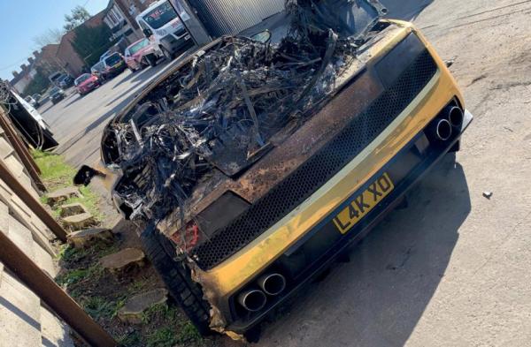 Nghẹn ngào nhìn siêu xe Lamborghini mạ vàng vừa mang ra khỏi ga-ra bốc cháy trước mắt mình Nghẹn ngào nhìn siêu xe Lamborghini mạ vàng vừa mang ra khỏi ga-ra bốc cháy trước mắt mình