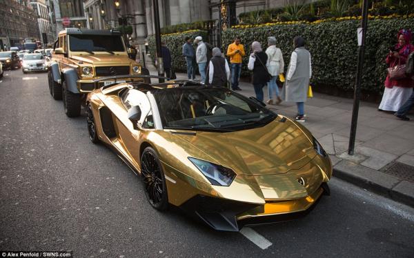 Nghẹn ngào nhìn siêu xe Lamborghini mạ vàng vừa mang ra khỏi ga-ra bốc cháy trước mắt mình Nghẹn ngào nhìn siêu xe Lamborghini mạ vàng vừa mang ra khỏi ga-ra bốc cháy trước mắt mình