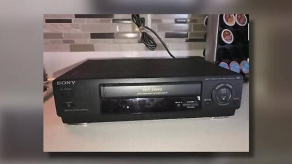 Lắng nghe câu chuyện đầy xúc động của cụ già 86 tuổi mua về đầu băng video cũ Lắng nghe câu chuyện đầy xúc động của cụ già 86 tuổi mua về đầu băng video cũ