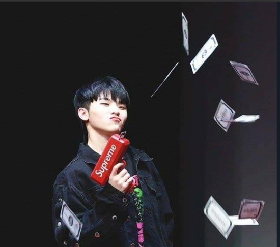 Những món quà kinh điển trong các buổi fansign: Fan lầy cỡ này hẳn idol sẽ nhớ mặt cả đời Những món quà kinh điển trong các buổi fansign: Fan lầy cỡ này hẳn idol sẽ nhớ mặt cả đời