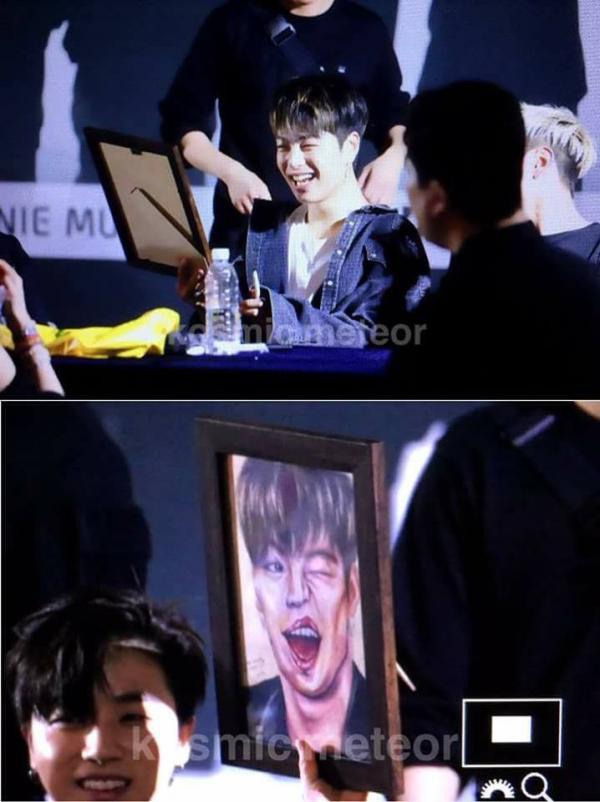Những món quà kinh điển trong các buổi fansign: Fan lầy cỡ này hẳn idol sẽ nhớ mặt cả đời Những món quà kinh điển trong các buổi fansign: Fan lầy cỡ này hẳn idol sẽ nhớ mặt cả đời