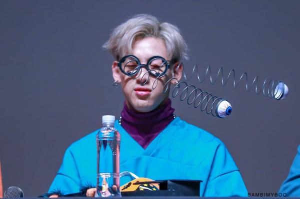 Những món quà kinh điển trong các buổi fansign: Fan lầy cỡ này hẳn idol sẽ nhớ mặt cả đời Những món quà kinh điển trong các buổi fansign: Fan lầy cỡ này hẳn idol sẽ nhớ mặt cả đời