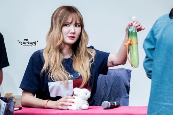 Những món quà kinh điển trong các buổi fansign: Fan lầy cỡ này hẳn idol sẽ nhớ mặt cả đời Những món quà kinh điển trong các buổi fansign: Fan lầy cỡ này hẳn idol sẽ nhớ mặt cả đời