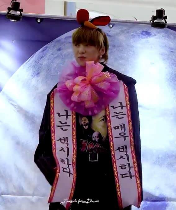 Những món quà kinh điển trong các buổi fansign: Fan lầy cỡ này hẳn idol sẽ nhớ mặt cả đời Những món quà kinh điển trong các buổi fansign: Fan lầy cỡ này hẳn idol sẽ nhớ mặt cả đời