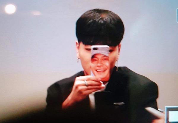 Những món quà kinh điển trong các buổi fansign: Fan lầy cỡ này hẳn idol sẽ nhớ mặt cả đời Những món quà kinh điển trong các buổi fansign: Fan lầy cỡ này hẳn idol sẽ nhớ mặt cả đời