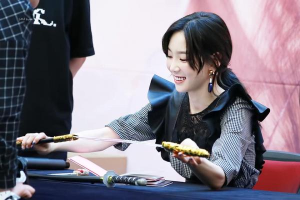 Những món quà kinh điển trong các buổi fansign: Fan lầy cỡ này hẳn idol sẽ nhớ mặt cả đời Những món quà kinh điển trong các buổi fansign: Fan lầy cỡ này hẳn idol sẽ nhớ mặt cả đời