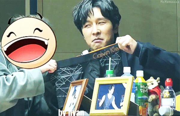 Những món quà kinh điển trong các buổi fansign: Fan lầy cỡ này hẳn idol sẽ nhớ mặt cả đời Những món quà kinh điển trong các buổi fansign: Fan lầy cỡ này hẳn idol sẽ nhớ mặt cả đời