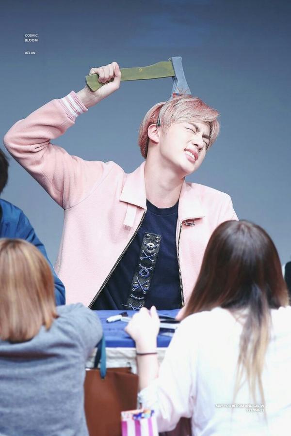 Những món quà kinh điển trong các buổi fansign: Fan lầy cỡ này hẳn idol sẽ nhớ mặt cả đời Những món quà kinh điển trong các buổi fansign: Fan lầy cỡ này hẳn idol sẽ nhớ mặt cả đời