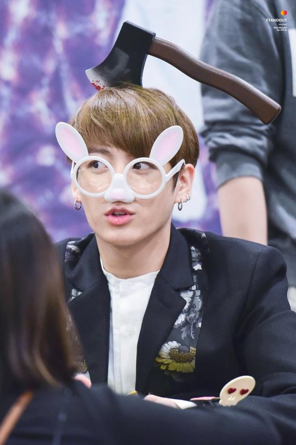 Những món quà kinh điển trong các buổi fansign: Fan lầy cỡ này hẳn idol sẽ nhớ mặt cả đời Những món quà kinh điển trong các buổi fansign: Fan lầy cỡ này hẳn idol sẽ nhớ mặt cả đời