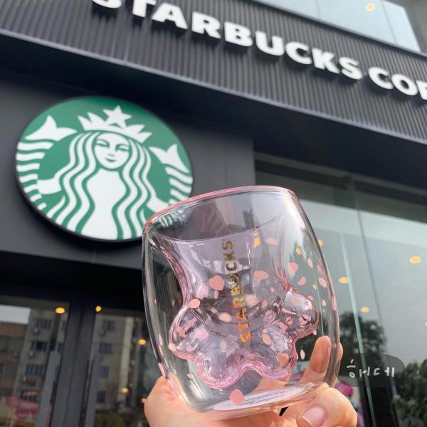 Khách hàng Starbucks Trung Quốc phát cuồng chiếc cốc chân mèo đến mức đánh nhau để tranh giành Khách hàng Starbucks Trung Quốc phát cuồng chiếc cốc chân mèo đến mức đánh nhau để tranh giành