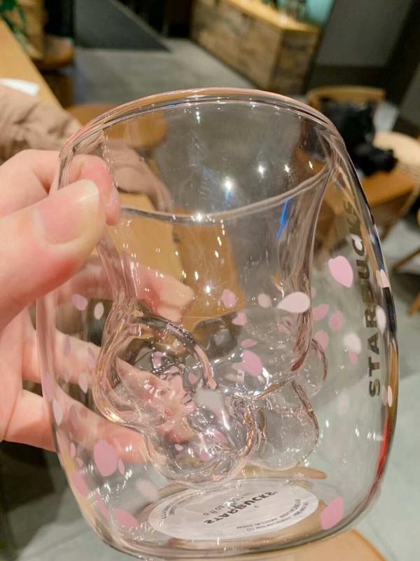 Khách hàng Starbucks Trung Quốc phát cuồng chiếc cốc chân mèo đến mức đánh nhau để tranh giành Khách hàng Starbucks Trung Quốc phát cuồng chiếc cốc chân mèo đến mức đánh nhau để tranh giành