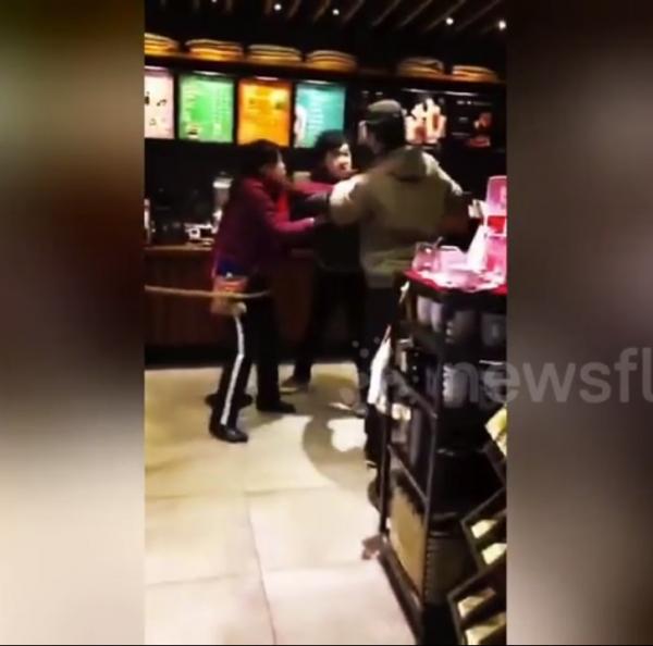 Khách hàng Starbucks Trung Quốc phát cuồng chiếc cốc chân mèo đến mức đánh nhau để tranh giành Khách hàng Starbucks Trung Quốc phát cuồng chiếc cốc chân mèo đến mức đánh nhau để tranh giành