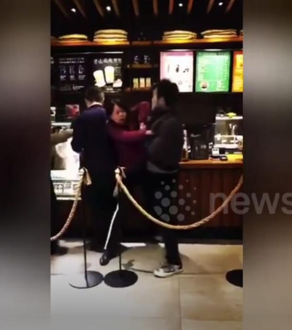 Khách hàng Starbucks Trung Quốc phát cuồng chiếc cốc chân mèo đến mức đánh nhau để tranh giành Khách hàng Starbucks Trung Quốc phát cuồng chiếc cốc chân mèo đến mức đánh nhau để tranh giành