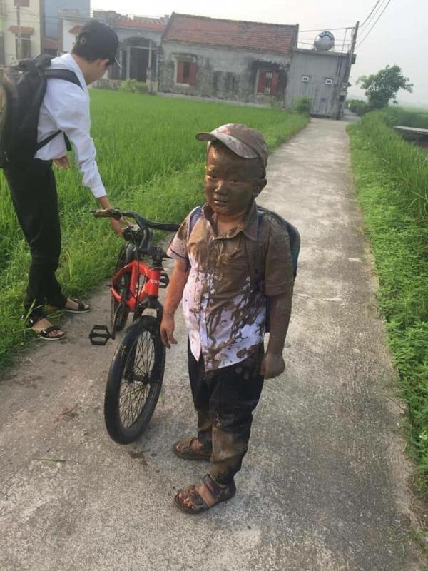 Chuyện có thật: Tan học không về lại la cà, chú bé tiểu học suốt ngày bị rơi xuống cống Chuyện có thật: Tan học không về lại la cà, chú bé tiểu học suốt ngày bị rơi xuống cống