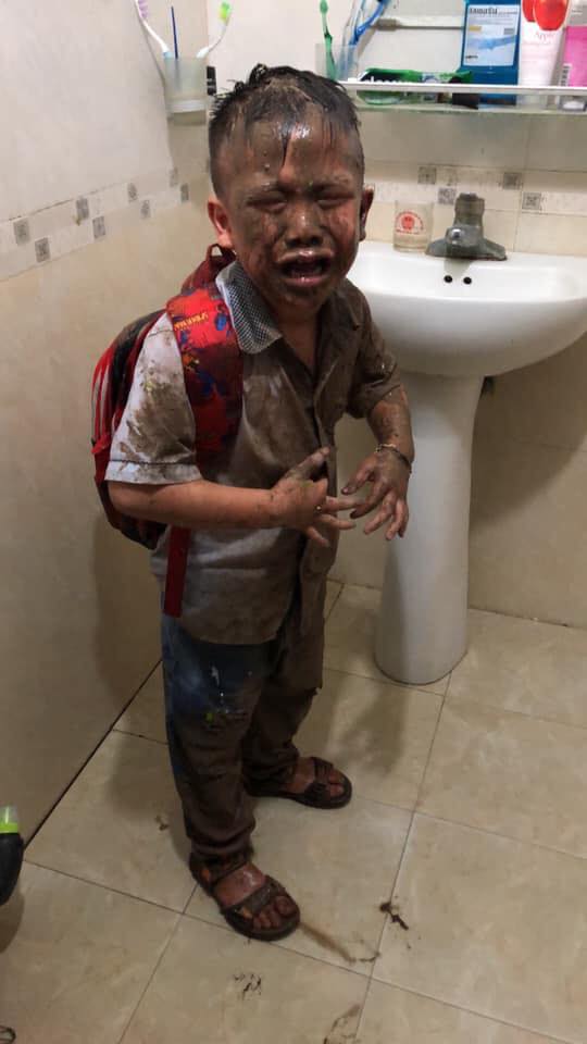 Chuyện có thật: Tan học không về lại la cà, chú bé tiểu học suốt ngày bị rơi xuống cống Chuyện có thật: Tan học không về lại la cà, chú bé tiểu học suốt ngày bị rơi xuống cống