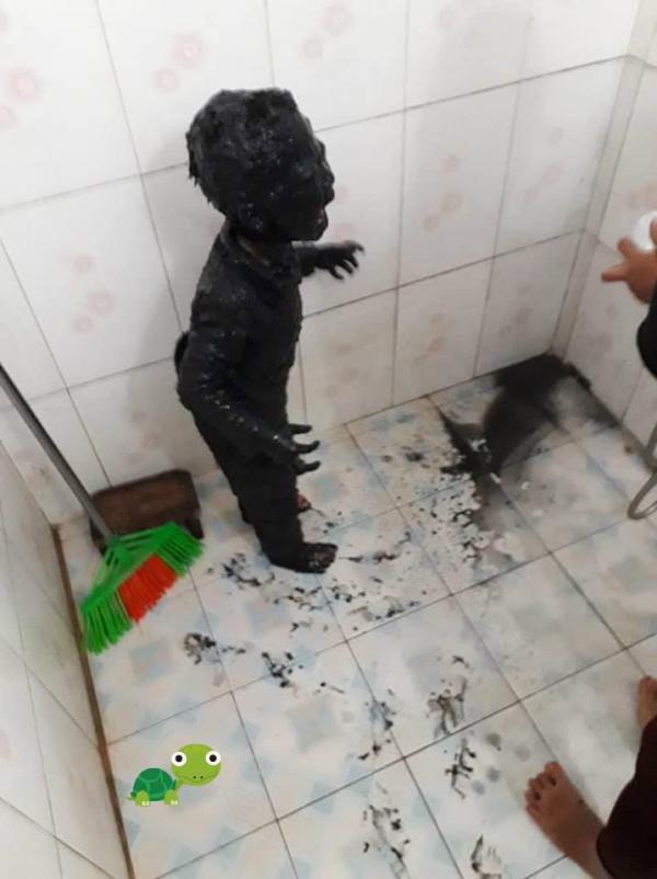 Chuyện có thật: Tan học không về lại la cà, chú bé tiểu học suốt ngày bị rơi xuống cống Chuyện có thật: Tan học không về lại la cà, chú bé tiểu học suốt ngày bị rơi xuống cống