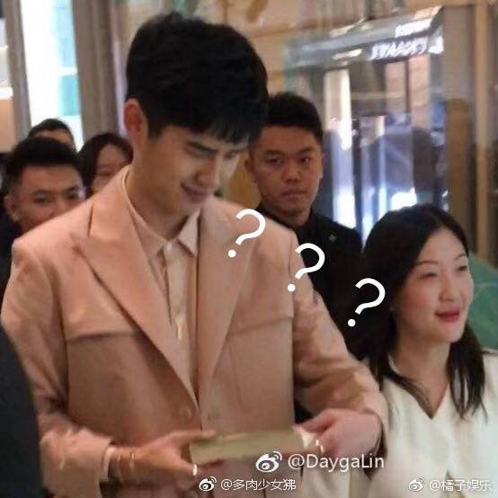 Fan là ác quỷ? Mặt Lưu Hạo Nhiên biến sắc, nhăn nhó khi nhận được... sách tiếng Anh từ fan Fan là ác quỷ? Mặt Lưu Hạo Nhiên biến sắc, nhăn nhó khi nhận được... sách tiếng Anh từ fan
