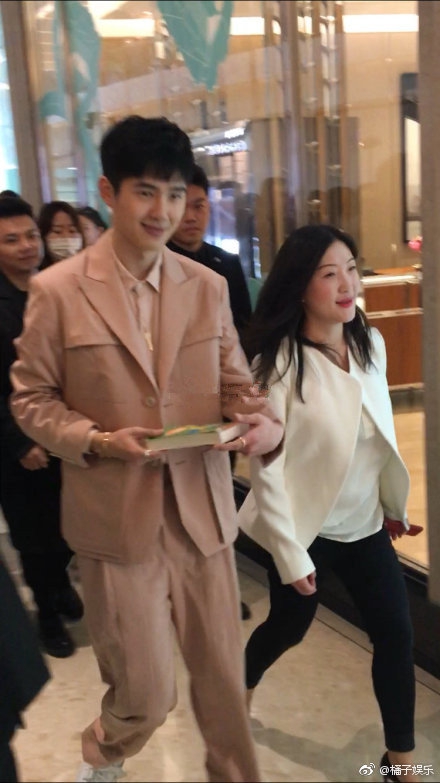 Fan là ác quỷ? Mặt Lưu Hạo Nhiên biến sắc, nhăn nhó khi nhận được... sách tiếng Anh từ fan Fan là ác quỷ? Mặt Lưu Hạo Nhiên biến sắc, nhăn nhó khi nhận được... sách tiếng Anh từ fan