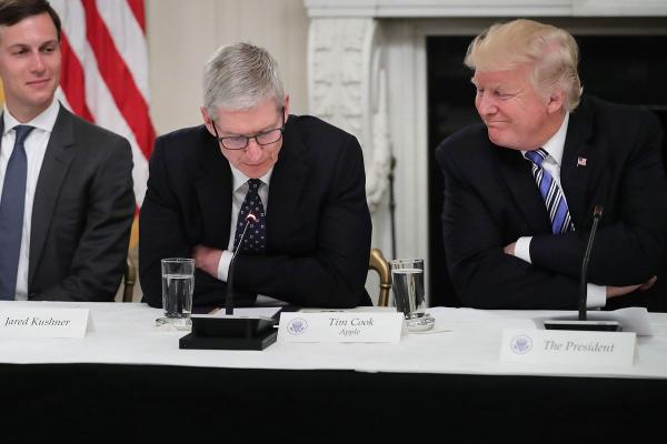 Bị Trump gọi nhầm thành Tim Apple, CEO Tim Cook đổi luôn tên Twitter cho Tổng thống vừa lòng Bị Trump gọi nhầm thành Tim Apple, CEO Tim Cook đổi luôn tên Twitter cho Tổng thống vừa lòng