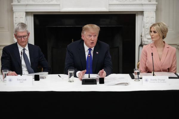 Bị Trump gọi nhầm thành Tim Apple, CEO Tim Cook đổi luôn tên Twitter cho Tổng thống vừa lòng Bị Trump gọi nhầm thành Tim Apple, CEO Tim Cook đổi luôn tên Twitter cho Tổng thống vừa lòng
