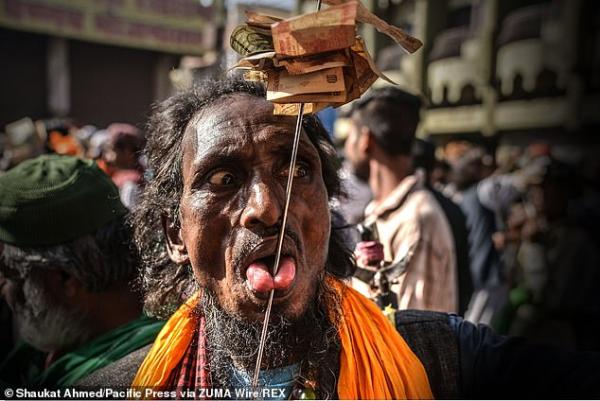 Những hình ảnh đáng sợ trong cuộc diễu hành của Sufi giáo tại Ấn Độ Những hình ảnh đáng sợ trong cuộc diễu hành của Sufi giáo tại Ấn Độ
