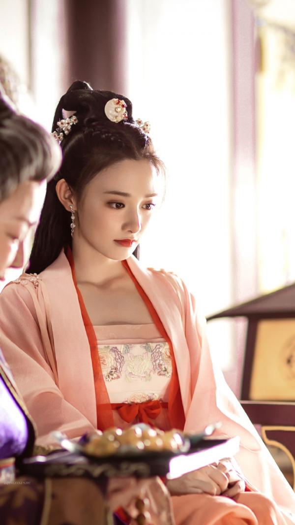 Đại chiến 'gà nhà' Yên - Mịch, Phạm Băng Băng - Vu Chính: 'Tiểu Phong' vẫn chưa hot bằng nhân vật này Đại chiến 'gà nhà' Yên - Mịch, Phạm Băng Băng - Vu Chính: 'Tiểu Phong' vẫn chưa hot bằng nhân vật này