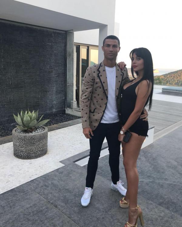 Bức ảnh được thả tim nhiều nhất Instagram thuộc về ai? Justin Bieber, Ariana Grande, CR7 hay Kylie Jenner? Bức ảnh được thả tim nhiều nhất Instagram thuộc về ai? Justin Bieber, Ariana Grande, CR7 hay Kylie Jenner?