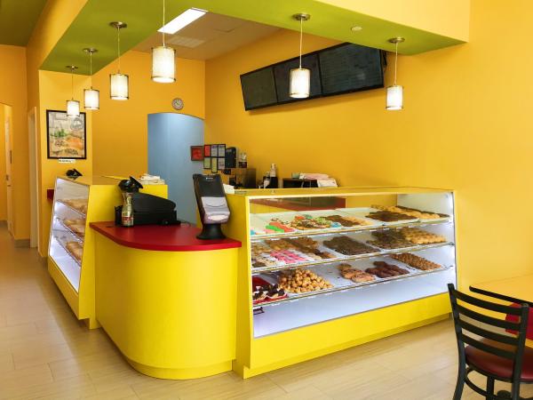 Con trai đăng tweet kêu gọi mọi người đến mua bánh donut ở cửa hàng của bố mẹ vì quá ế và kết quả bất ngờ Con trai đăng tweet kêu gọi mọi người đến mua bánh donut ở cửa hàng của bố mẹ vì quá ế và kết quả bất ngờ