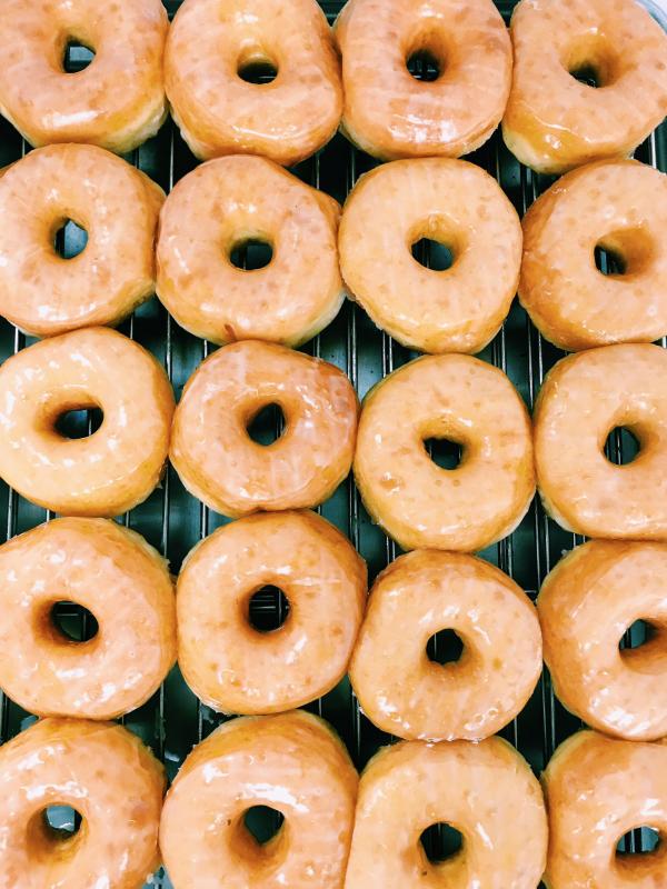 Con trai đăng tweet kêu gọi mọi người đến mua bánh donut ở cửa hàng của bố mẹ vì quá ế và kết quả bất ngờ Con trai đăng tweet kêu gọi mọi người đến mua bánh donut ở cửa hàng của bố mẹ vì quá ế và kết quả bất ngờ