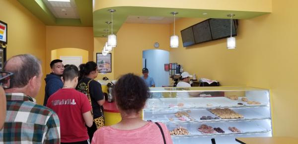 Con trai đăng tweet kêu gọi mọi người đến mua bánh donut ở cửa hàng của bố mẹ vì quá ế và kết quả bất ngờ Con trai đăng tweet kêu gọi mọi người đến mua bánh donut ở cửa hàng của bố mẹ vì quá ế và kết quả bất ngờ