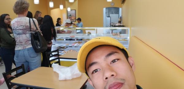 Con trai đăng tweet kêu gọi mọi người đến mua bánh donut ở cửa hàng của bố mẹ vì quá ế và kết quả bất ngờ Con trai đăng tweet kêu gọi mọi người đến mua bánh donut ở cửa hàng của bố mẹ vì quá ế và kết quả bất ngờ