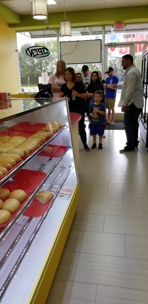 Con trai đăng tweet kêu gọi mọi người đến mua bánh donut ở cửa hàng của bố mẹ vì quá ế và kết quả bất ngờ Con trai đăng tweet kêu gọi mọi người đến mua bánh donut ở cửa hàng của bố mẹ vì quá ế và kết quả bất ngờ