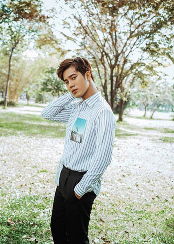Lộ diện Dũng hotboy đào hoa của 'Mắt Biếc': Hoá ra là bác sĩ Quang trong 'Hậu Duệ Mặt Trời' Lộ diện Dũng hotboy đào hoa của 'Mắt Biếc': Hoá ra là bác sĩ Quang trong 'Hậu Duệ Mặt Trời'