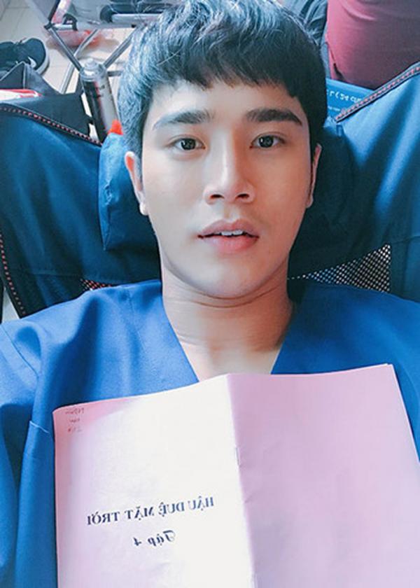 Lộ diện Dũng hotboy đào hoa của 'Mắt Biếc': Hoá ra là bác sĩ Quang trong 'Hậu Duệ Mặt Trời' Lộ diện Dũng hotboy đào hoa của 'Mắt Biếc': Hoá ra là bác sĩ Quang trong 'Hậu Duệ Mặt Trời'