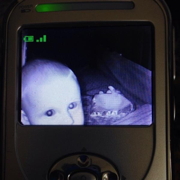 Nửa đêm dậy nhìn camera trong phòng trẻ con để rồi mất ngủ luôn Nửa đêm dậy nhìn camera trong phòng trẻ con để rồi mất ngủ luôn