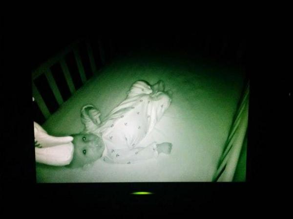 Nửa đêm dậy nhìn camera trong phòng trẻ con để rồi mất ngủ luôn Nửa đêm dậy nhìn camera trong phòng trẻ con để rồi mất ngủ luôn